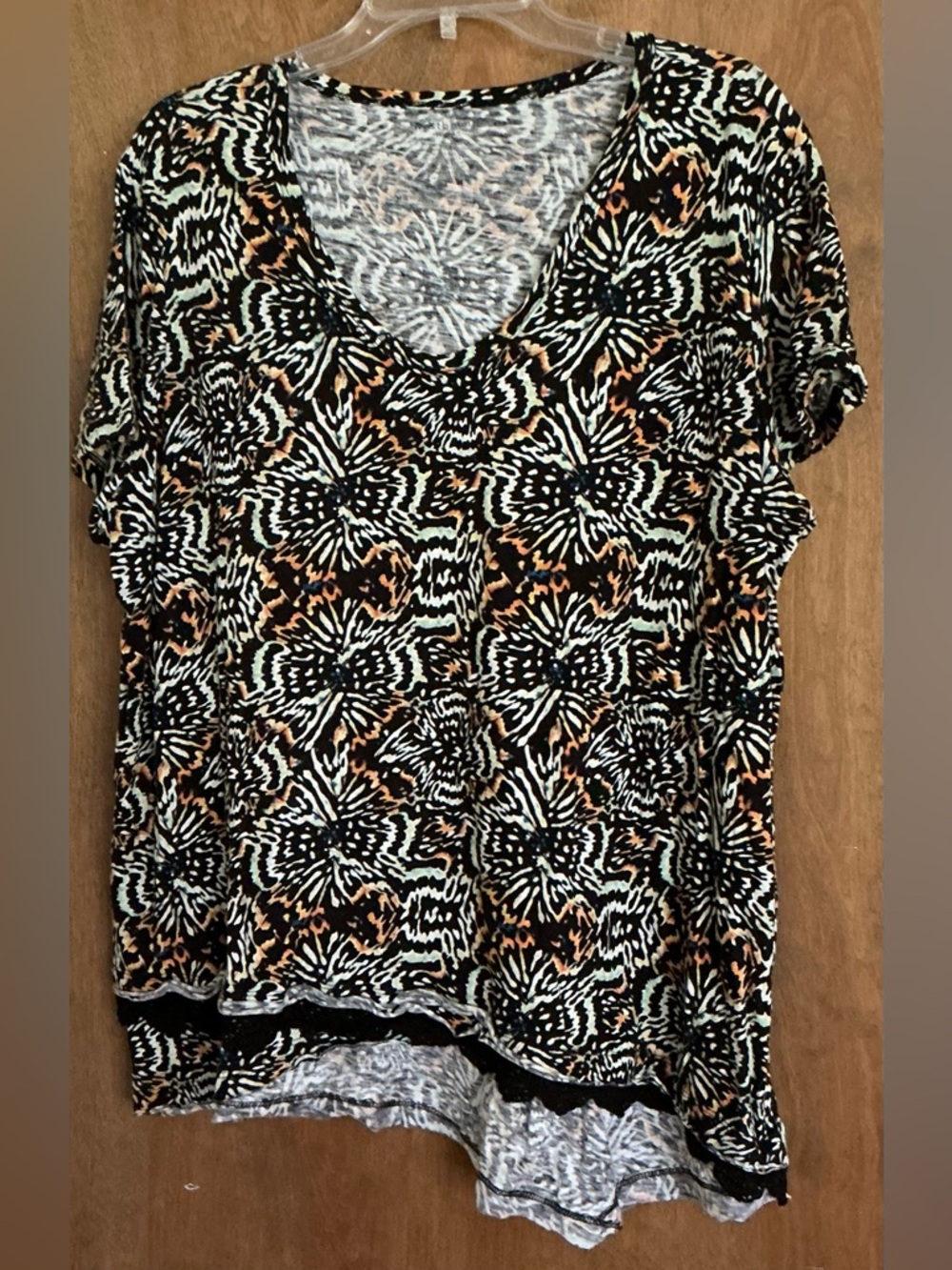 WESTBOUND Women Short Sleeve Top Artsy Colorful, Black Lace-Trimmed Bottom 2X